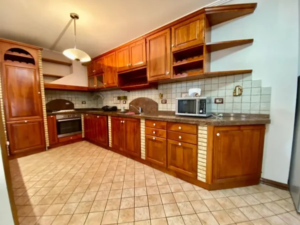 Tirane, shitet apartament 3+1+Ballkon Kati 8, 200 m² 420.000 € (komuna e parisit)