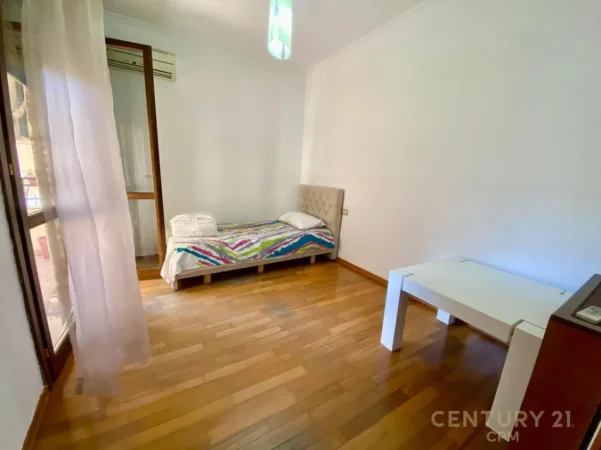 Tirane, shitet apartament 3+1+Ballkon Kati 8, 200 m² 420.000 € (komuna e parisit)