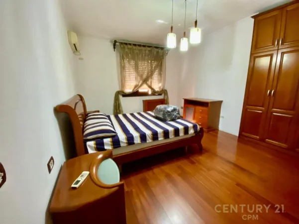Tirane, shitet apartament 3+1+Ballkon Kati 8, 200 m² 420.000 € (komuna e parisit)