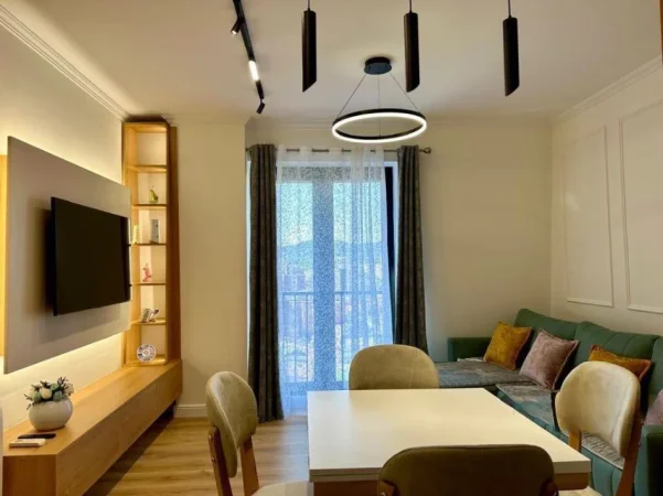 Tirane, jepet me qera apartament 1+1 , 89 m² 900 € (Rruga Kavajes)