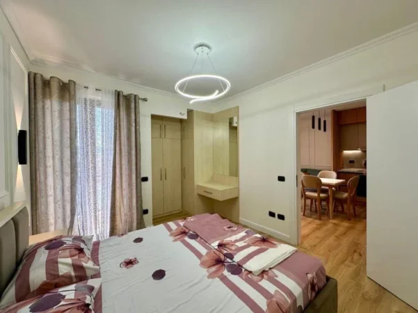 Tirane, jepet me qera apartament 1+1 , 89 m² 900 € (Rruga Kavajes)