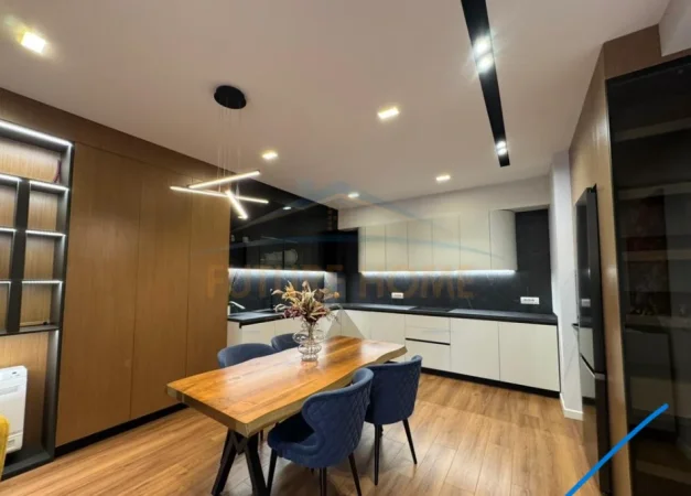 Tirane, jepet me qera apartament 2+1+2+Post Parkimi+2 Ballkone Kati 7, 120 m² 2.000 € (Bllok)