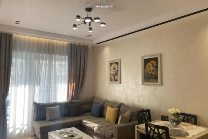 Tirane, jepet me qera apartament 1+1+Ballkon Kati 9, 70 m² 680 € (Kompleksi Kontakt)