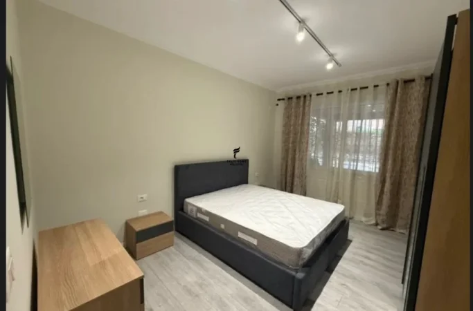 Tirane, jepet me qera apartament 2+1 Kati 0, 80 m² 850 € (BLLOKU)