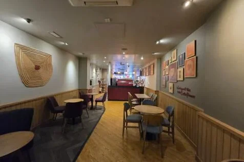 Tirane, jepet me qera lokal Kati 0, 200 m² 730 € (Xhamllik)