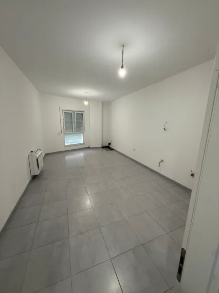 Tirane, jepet me qera zyre Kati 1, 92 m² 700 € (QENDER)