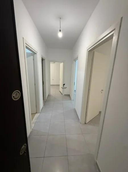 Tirane, jepet me qera zyre Kati 1, 92 m² 700 € (QENDER)