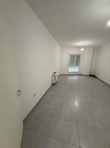 Tirane, jepet me qera zyre Kati 1, 92 m² 700 € (QENDER)