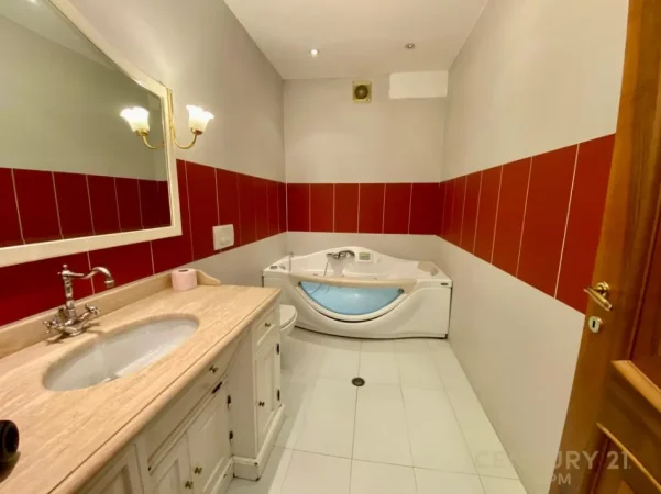 Tirane, shes apartament 1+1 Kati 8, 200 m² 420.000 € (Komuna e Parisit)