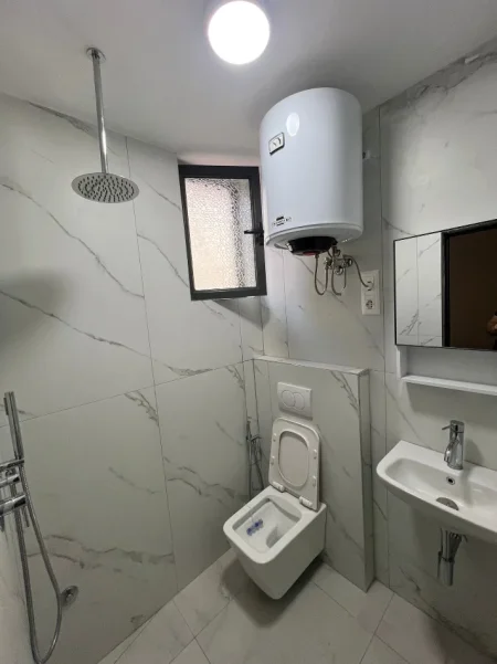 Tirane, jepet me qera apartament 1+1+Ballkon Kati 1, 40 m² 350 € (Shkolla e Bashkuar)