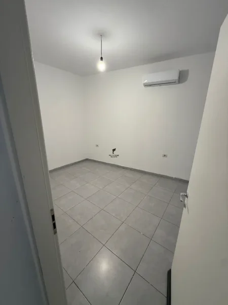 Tirane, jepet me qera apartament 2+1 Kati 1, 92 m² 700 € (QENDER)