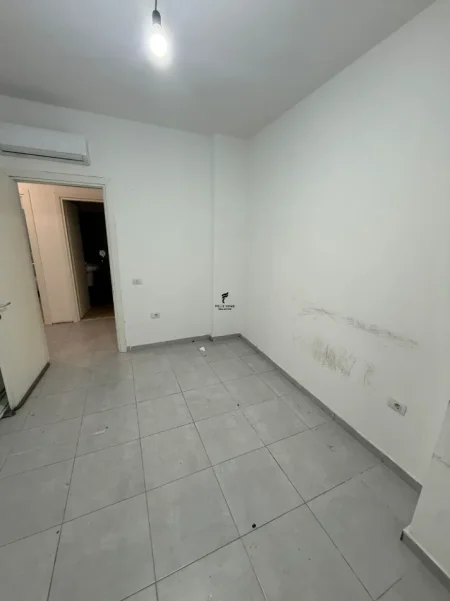 Tirane, jepet me qera apartament 2+1 Kati 1, 92 m² 700 € (QENDER)
