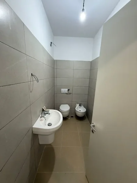 Tirane, jepet me qera apartament 2+1 Kati 1, 92 m² 700 € (QENDER)