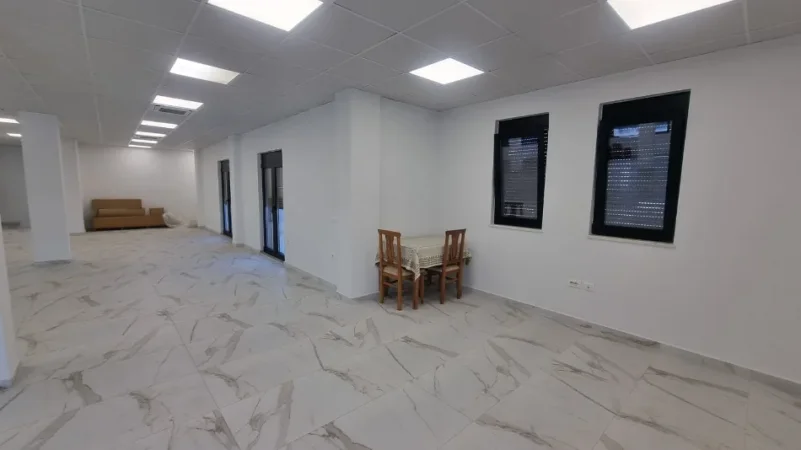 Tirane, jepet me qera ambjent biznesi Kati 2, 280 m² 3.000 € (TEG)