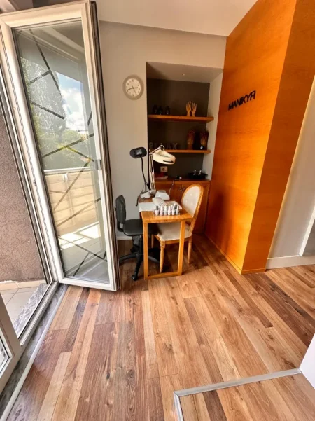 Tirane, jepet me qera ambjent biznesi Kati 1, 100 m² 1.500 € (Don Bosco)