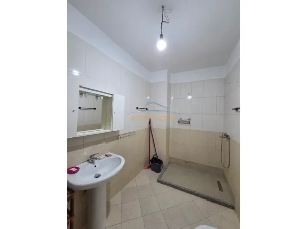 Tirane, jepet me qera apartament 1+1 Kati 3, 77 m² 500 € (RIZA CEROVA)