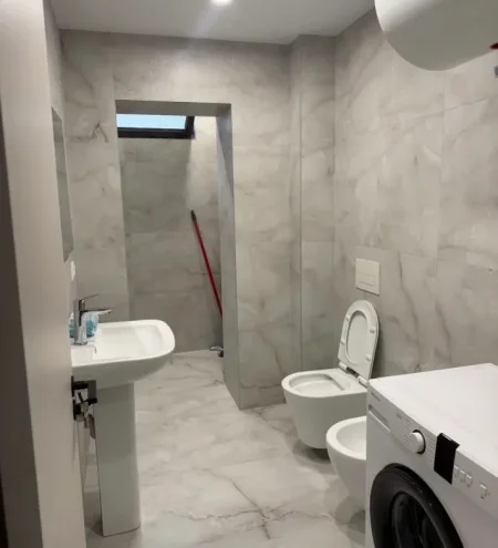 Tirane, jepet me qera apartament 2+1 Kati 0, 80 m² 850 € (Blloku)