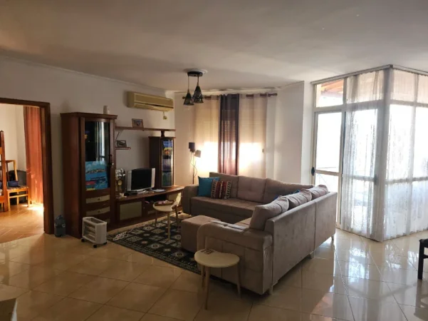 Tirane, jepet me qera apartament 2+1+Ballkon Kati 9, 111 m² 650 € (Rruga e Barrikadave)