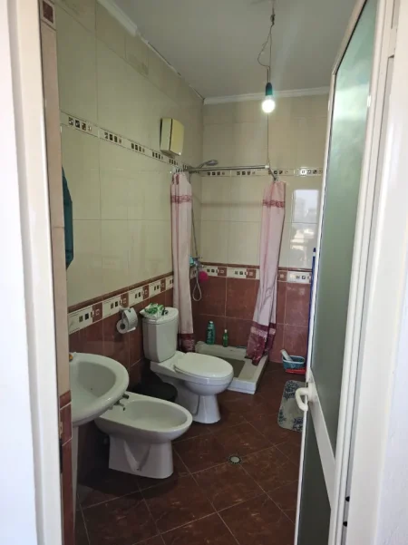 Tirane, jepet me qera apartament 2+1+Ballkon Kati 9, 111 m² 650 € (Rruga e Barrikadave)