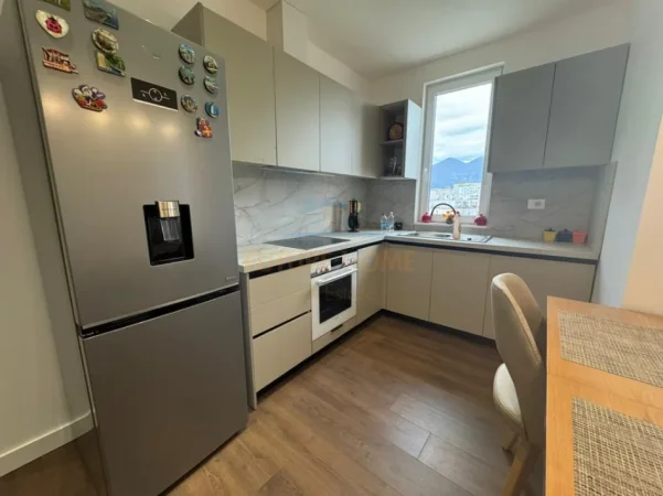 Tirane, jepet me qera apartament 2+1 Kati 8, 80 m² 950 € (MINE PEZA)