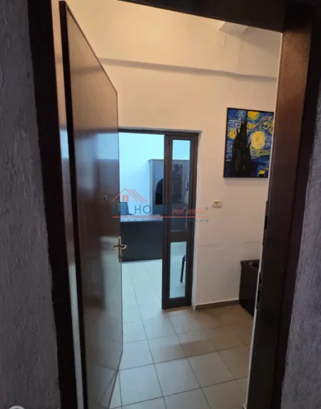 Shqiperi, jepet me qera zyre Kati 0, 24 m² 450 € (Bulevardi Bajram Curri)