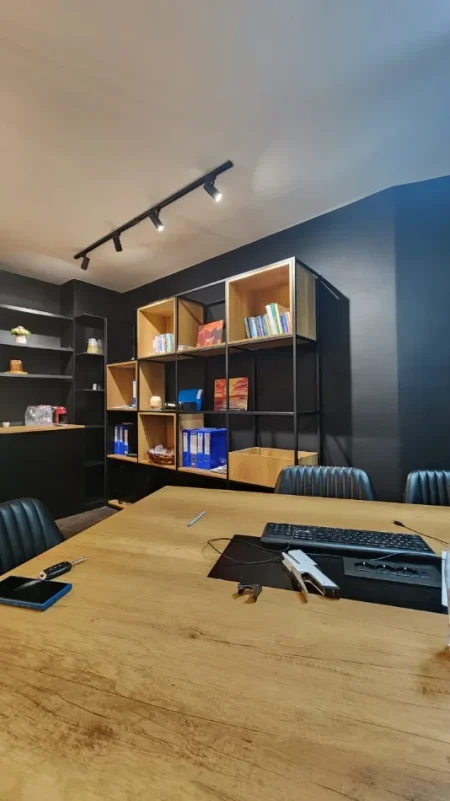 Tirane, jepet me qera zyre Kati 1, 74 m² 750 € (Rruga Sami Frasheri)