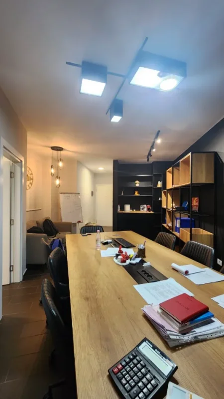 Tirane, jepet me qera zyre Kati 1, 74 m² 750 € (Rruga Sami Frasheri)