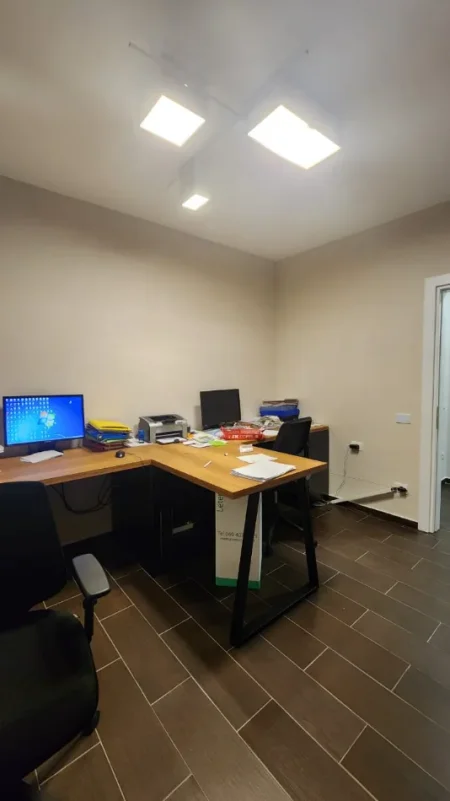 Tirane, jepet me qera zyre Kati 1, 74 m² 750 € (Rruga Sami Frasheri)
