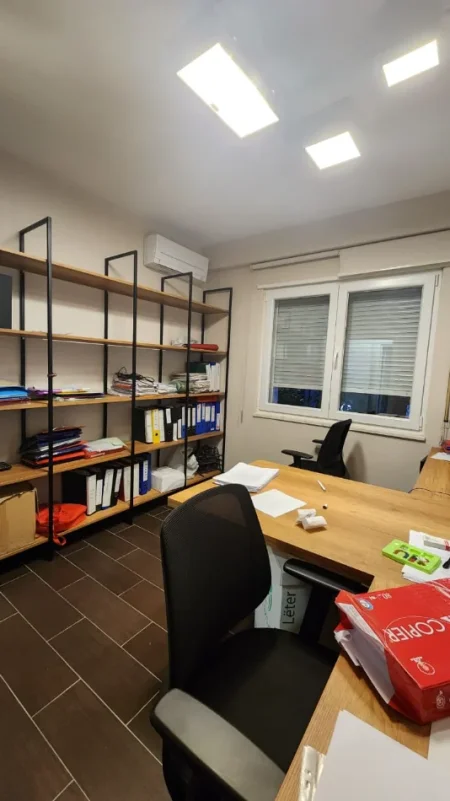 Tirane, jepet me qera zyre Kati 1, 74 m² 750 € (Rruga Sami Frasheri)