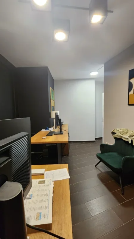 Tirane, jepet me qera zyre Kati 1, 74 m² 750 € (Rruga Sami Frasheri)
