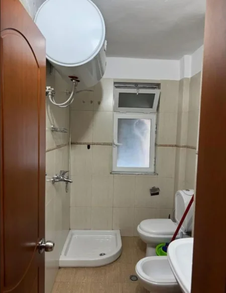 Tirane, jepet me qera apartament 1+1 Kati 4, 60 m² 400 € (Shkolla E Bashkuar)