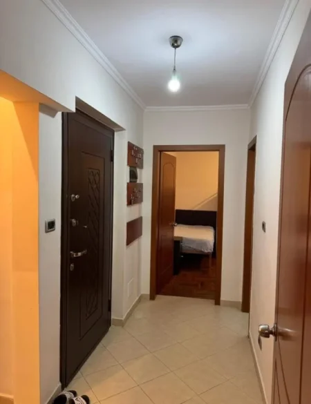 Tirane, jepet me qera apartament 1+1 Kati 4, 60 m² 400 € (Shkolla E Bashkuar)