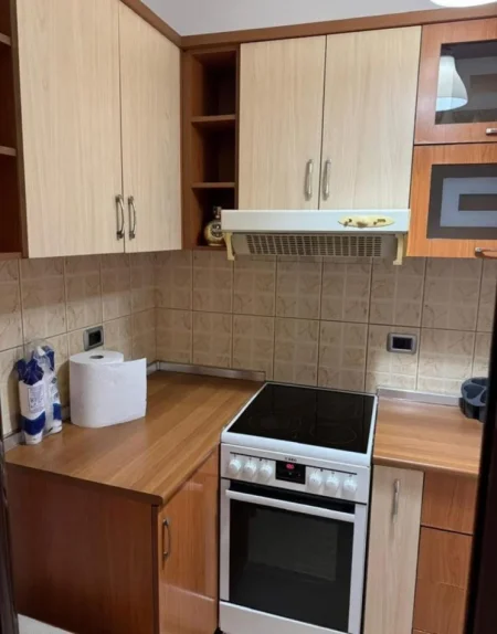 Tirane, jepet me qera apartament 1+1 Kati 4, 60 m² 400 € (Shkolla E Bashkuar)