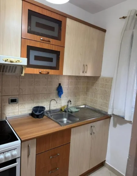 Tirane, jepet me qera apartament 1+1 Kati 4, 60 m² 400 € (Shkolla E Bashkuar)