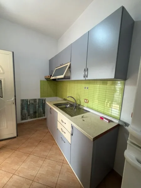 Tirane, jepet me qera apartament 1+1 Kati 1, 75 m² 300 € (Rruga Jordan Misja)