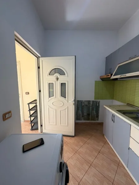 Tirane, jepet me qera apartament 1+1 Kati 1, 75 m² 300 € (Rruga Jordan Misja)