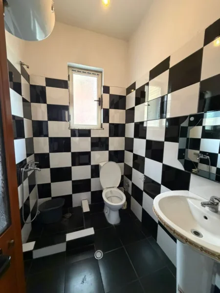 Tirane, jepet me qera apartament 1+1 Kati 1, 75 m² 300 € (Rruga Jordan Misja)