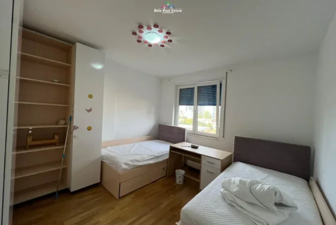Tirane, jepet me qera apartament 2+1+Aneks+Ballkon Kati 4, 115 m² 900 € (RRUGA E SALES)