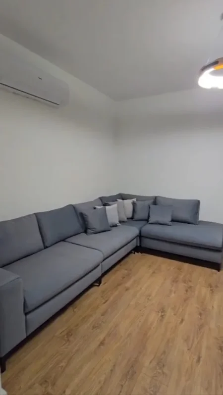 Tirane, jepet me qera apartament 3+1 Kati 8, 125 m² 600 € (Univers City)