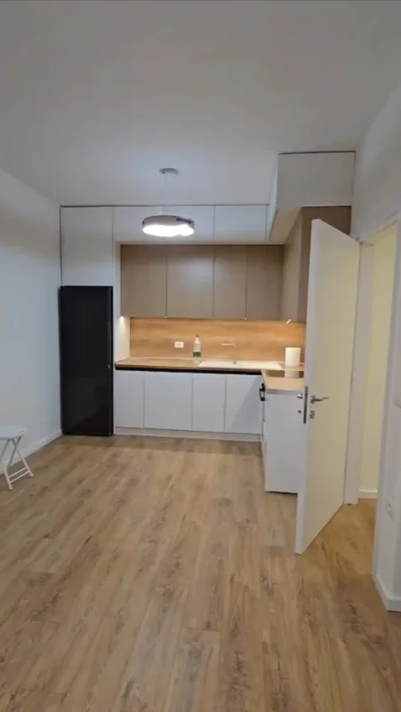 Tirane, jepet me qera apartament 3+1 Kati 8, 125 m² 600 € (Univers City)