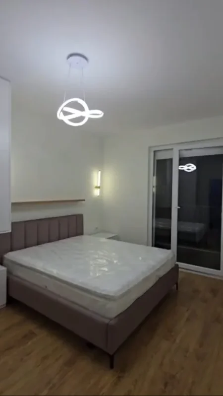 Tirane, jepet me qera apartament 3+1 Kati 8, 125 m² 600 € (Univers City)