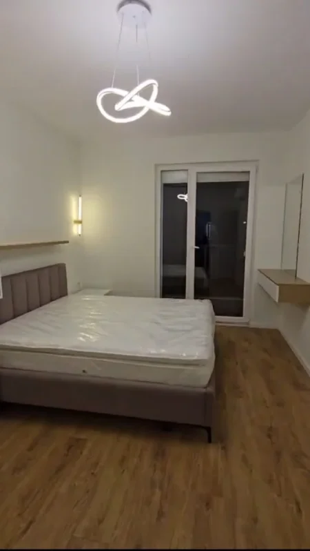 Tirane, jepet me qera apartament 3+1 Kati 8, 125 m² 600 € (Univers City)