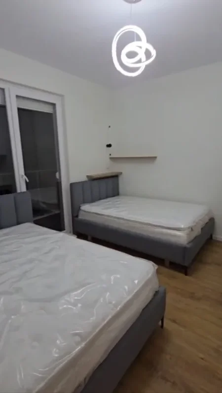 Tirane, jepet me qera apartament 3+1 Kati 8, 125 m² 600 € (Univers City)