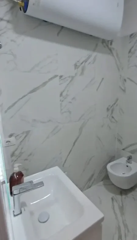 Tirane, jepet me qera apartament 3+1 Kati 8, 125 m² 600 € (Univers City)