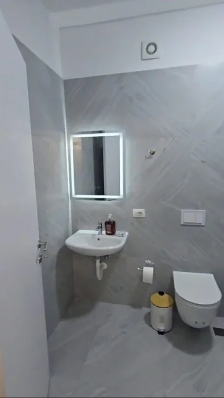 Tirane, jepet me qera apartament 3+1 Kati 8, 125 m² 600 € (Univers City)