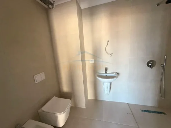 Tirane, jepet me qera apartament 1+1 Kati 5, 64 m² 700 € (Rruga e Barrikadave)