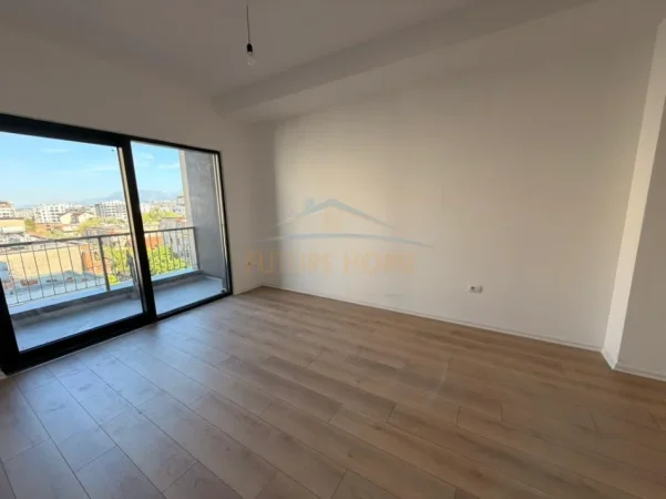 Tirane, jepet me qera apartament 1+1 Kati 5, 64 m² 700 € (Rruga e Barrikadave)