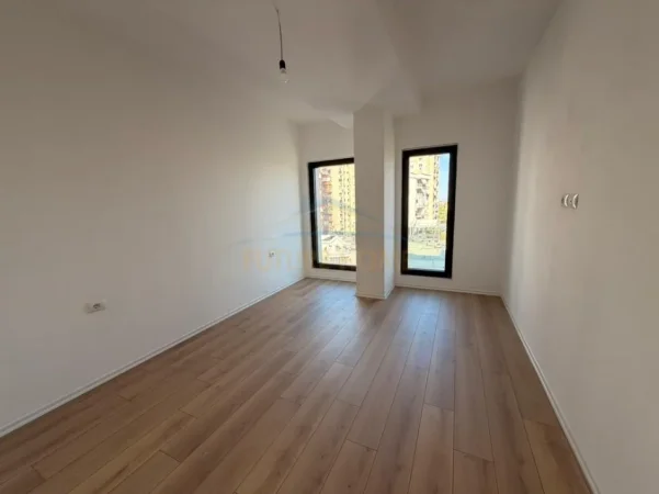 Tirane, jepet me qera apartament 1+1 Kati 5, 64 m² 700 € (Rruga e Barrikadave)