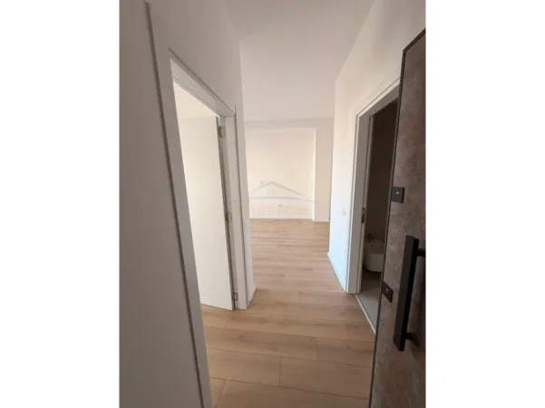 Tirane, jepet me qera apartament 1+1 Kati 5, 64 m² 700 € (Rruga e Barrikadave)