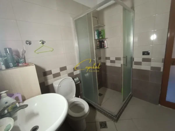 Tirane, shitet Vile 4+1 Kati 4, 200 m² 180.000 € (KOMBINAT)